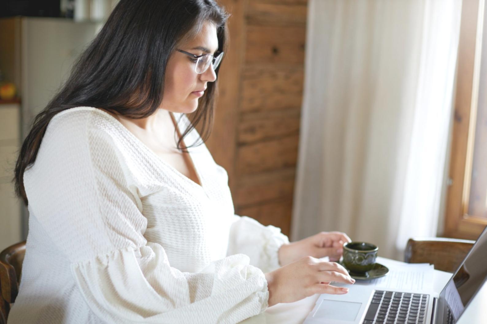 Profesionales trabajando con análisis financiero y presupuestación avanzada